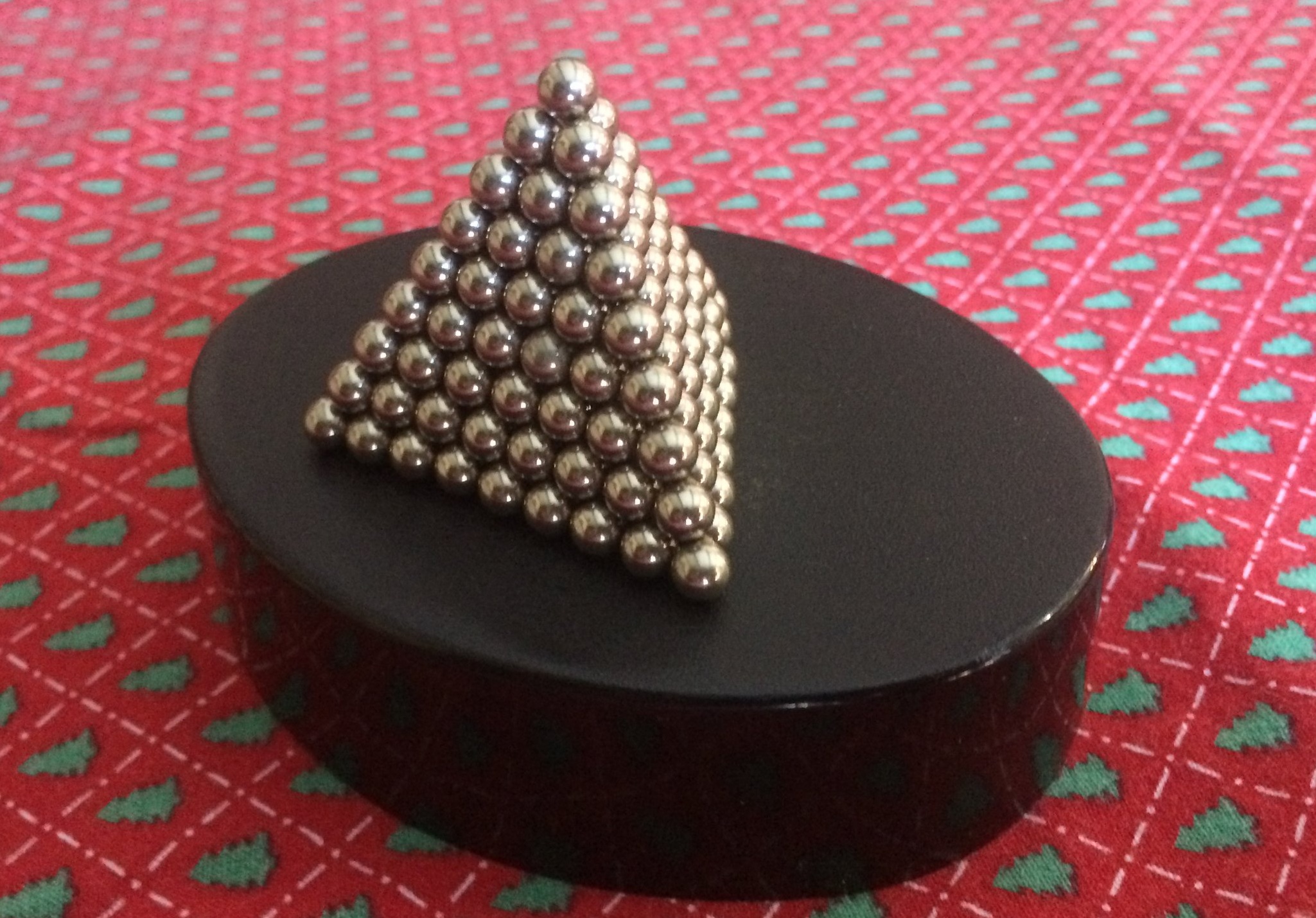 magnetic+sculpture+pyramid